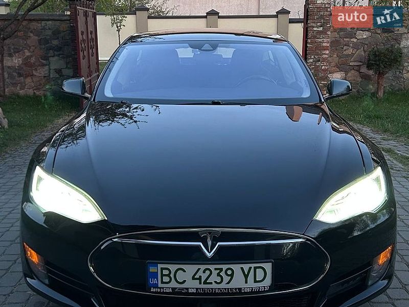 Лифтбек Tesla Model S 2015 в Львове