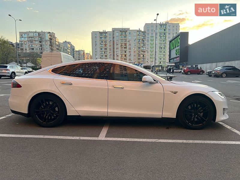 Ліфтбек Tesla Model S 2013 в Вишневому