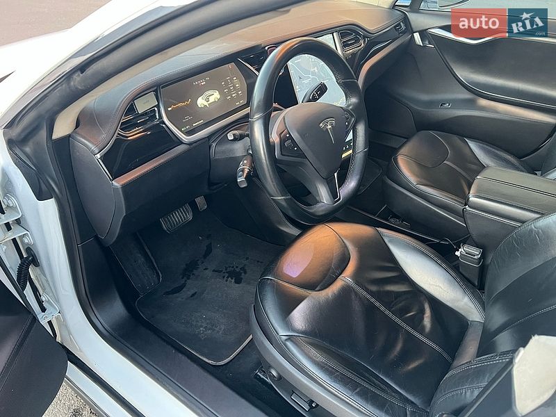 Ліфтбек Tesla Model S 2013 в Вишневому