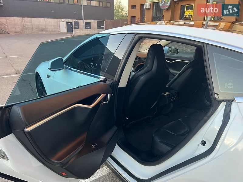 Ліфтбек Tesla Model S 2013 в Вишневому