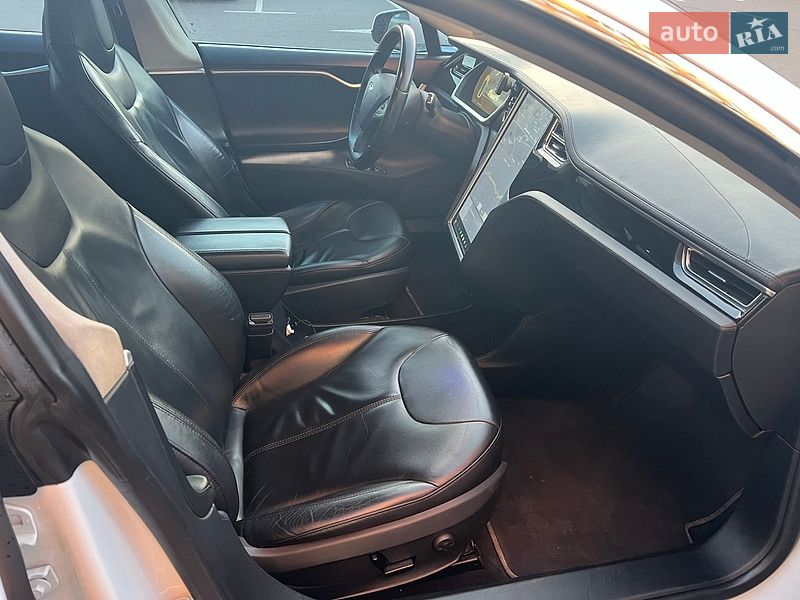 Ліфтбек Tesla Model S 2013 в Вишневому