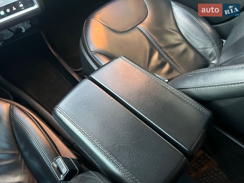 Ліфтбек Tesla Model S 2013 в Вишневому