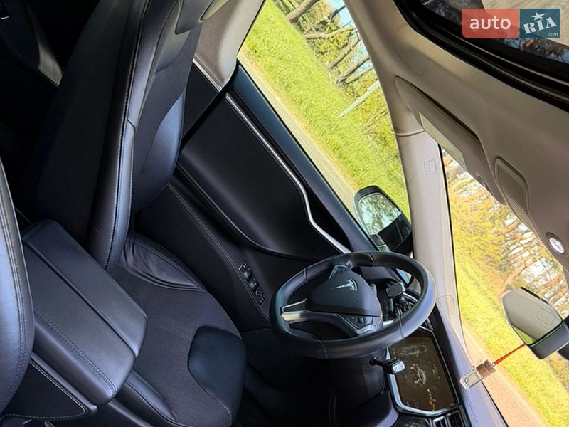 Лифтбек Tesla Model S 2014 в Валках