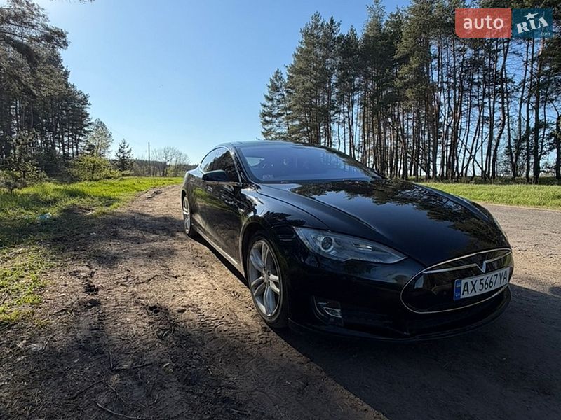 Лифтбек Tesla Model S 2014 в Валках
