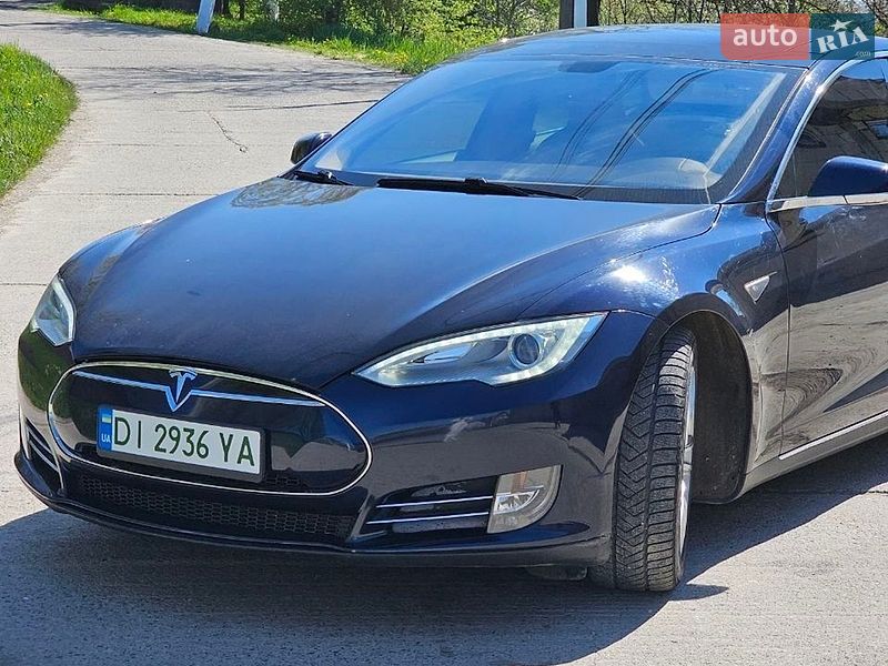 Ліфтбек Tesla Model S 2013 в Чернівцях