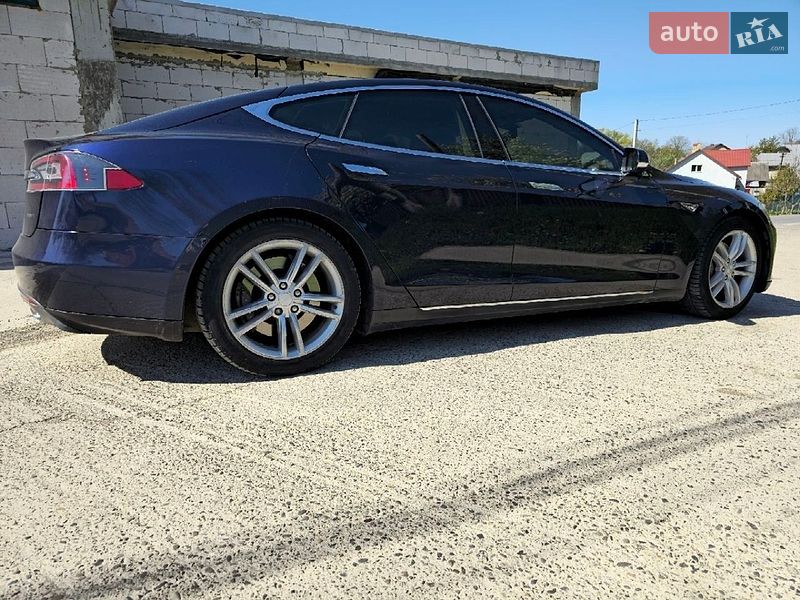 Ліфтбек Tesla Model S 2013 в Чернівцях
