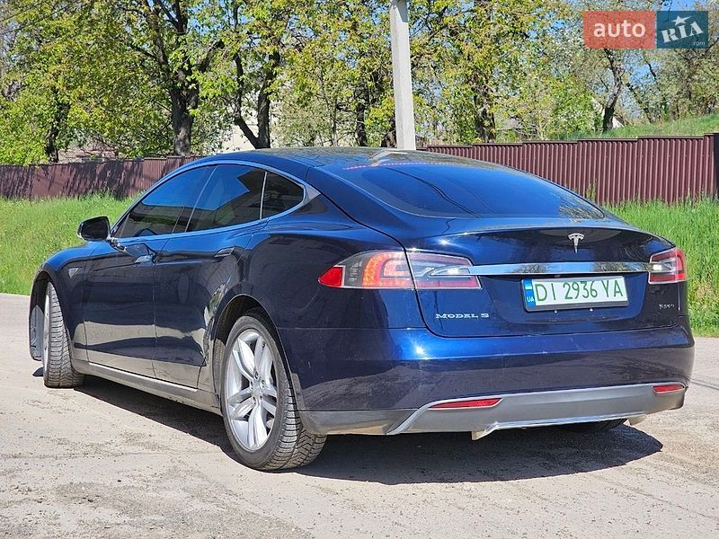 Ліфтбек Tesla Model S 2013 в Чернівцях