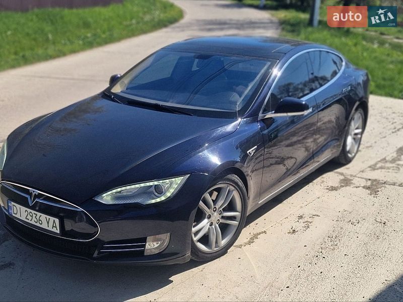 Ліфтбек Tesla Model S 2013 в Чернівцях