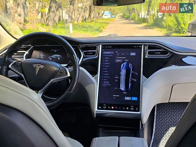 Ліфтбек Tesla Model S 2013 в Чернівцях