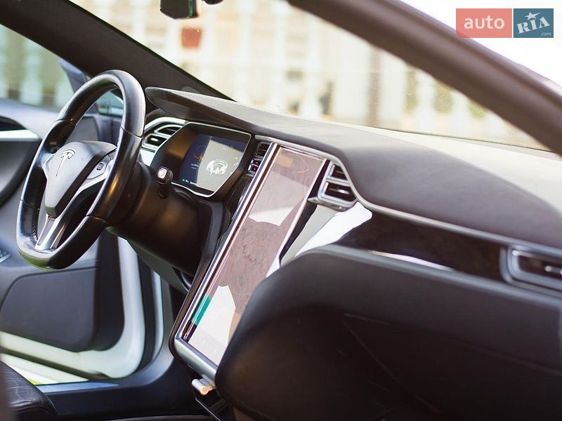 Лифтбек Tesla Model S 2016 в Черновцах