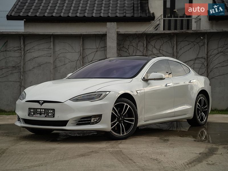 Лифтбек Tesla Model S 2016 в Черновцах