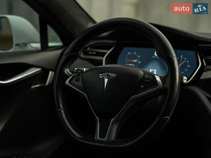 Лифтбек Tesla Model S 2016 в Черновцах