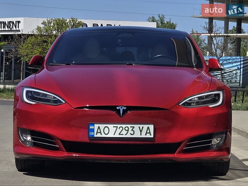 Лифтбек Tesla Model S 2020 в Ужгороде