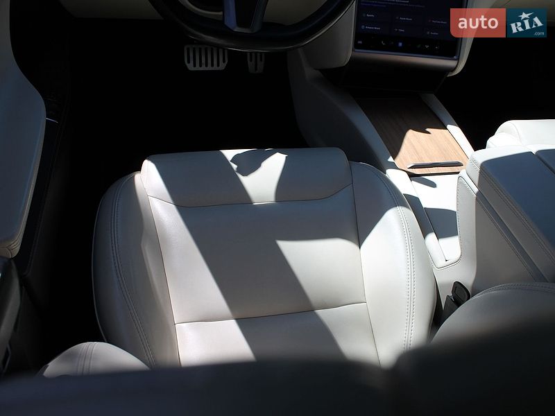 Лифтбек Tesla Model S 2020 в Ужгороде