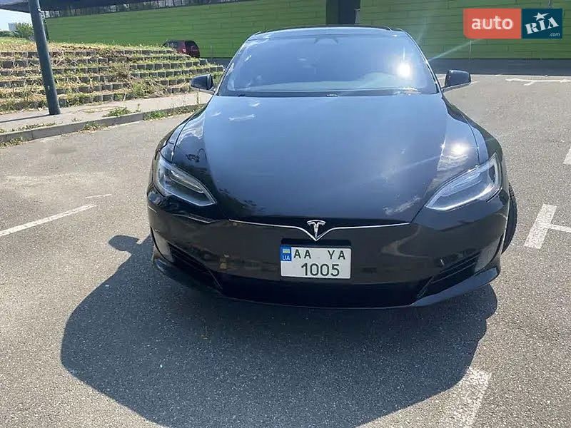 Лифтбек Tesla Model S 2016 в Киеве