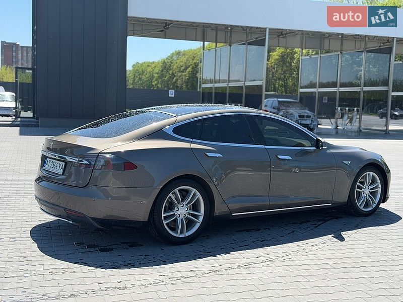 Лифтбек Tesla Model S 2015 в Каменец-Подольском