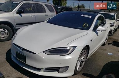 Лифтбек Tesla Model S 2016 в Черновцах