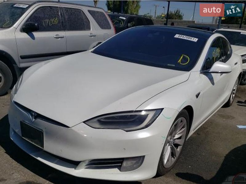 Лифтбек Tesla Model S 2016 в Черновцах
