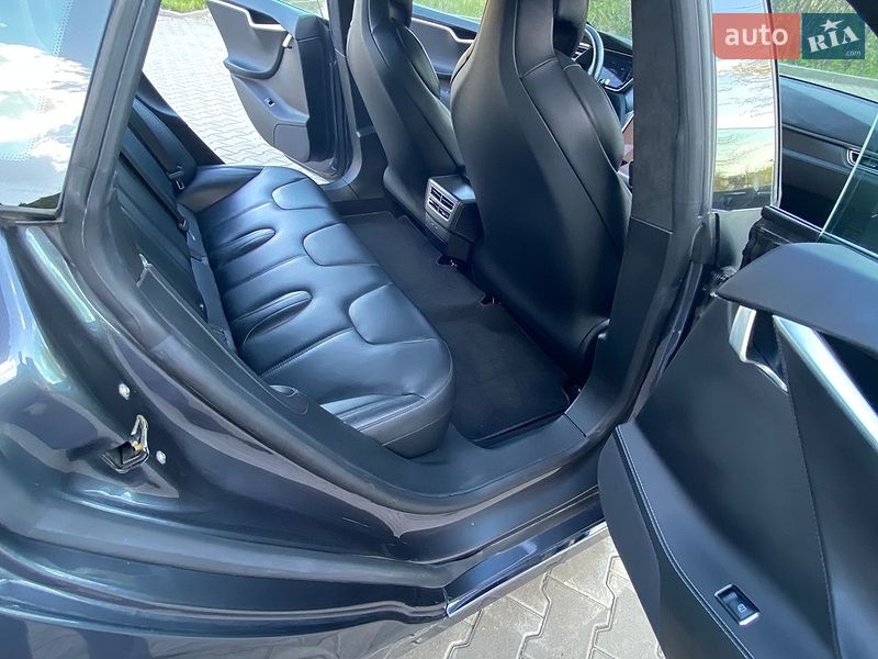 Лифтбек Tesla Model S 2017 в Киеве