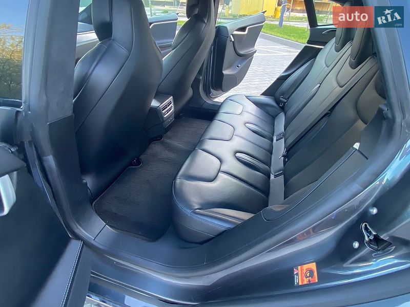 Лифтбек Tesla Model S 2017 в Киеве