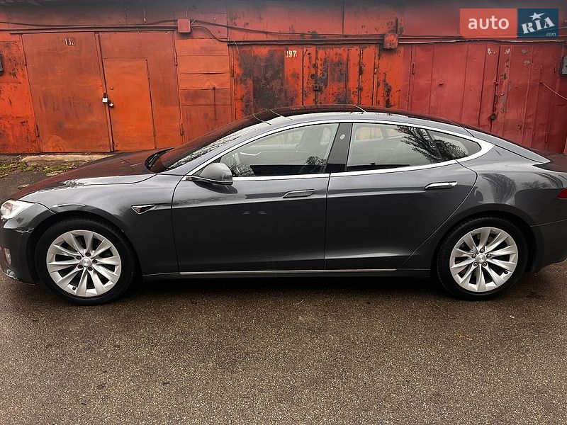 Лифтбек Tesla Model S 2017 в Киеве
