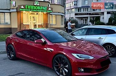 Ліфтбек Tesla Model S 2017 в Східниці