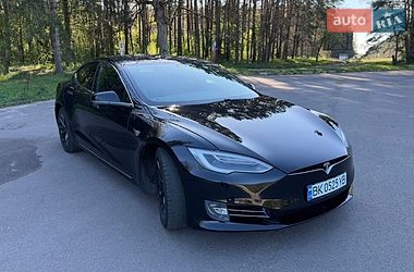 Лифтбек Tesla Model S 2018 в Клевани