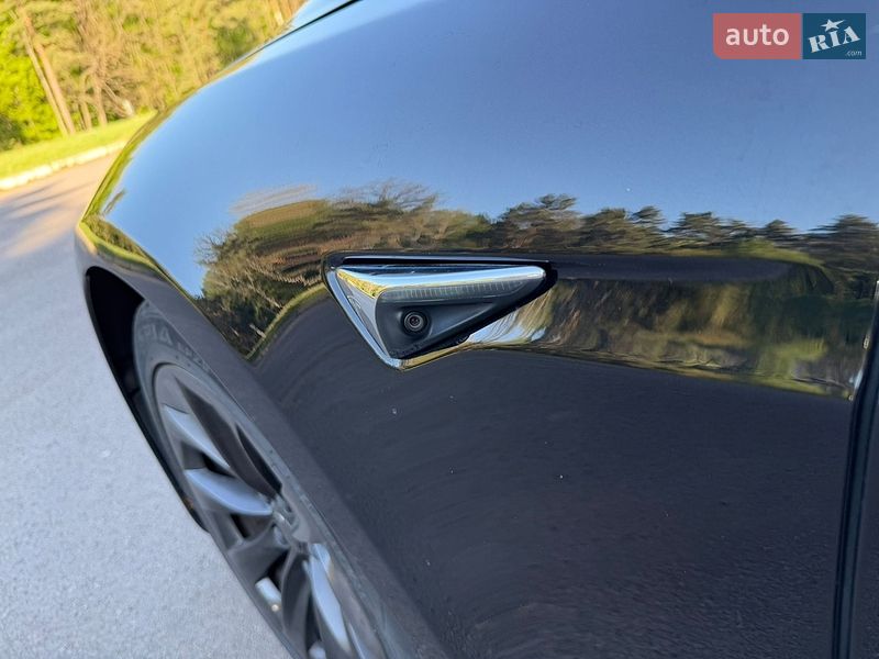 Лифтбек Tesla Model S 2018 в Клевани