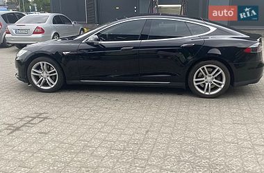 Ліфтбек Tesla Model S 2015 в Стрию