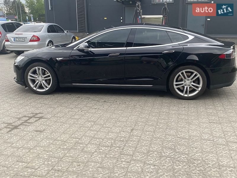 Ліфтбек Tesla Model S 2015 в Стрию