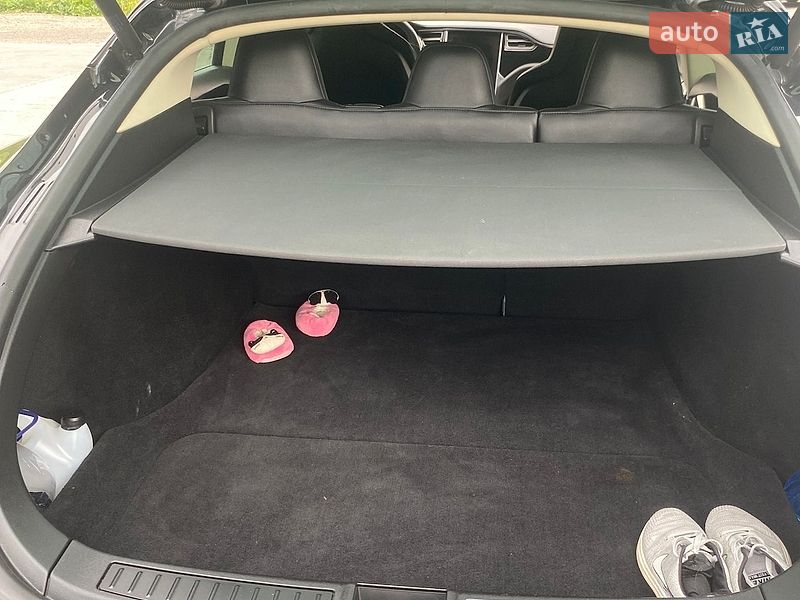 Ліфтбек Tesla Model S 2015 в Стрию