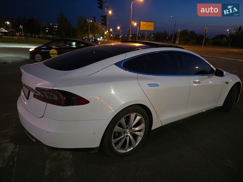 Ліфтбек Tesla Model S 2016 в Харкові
