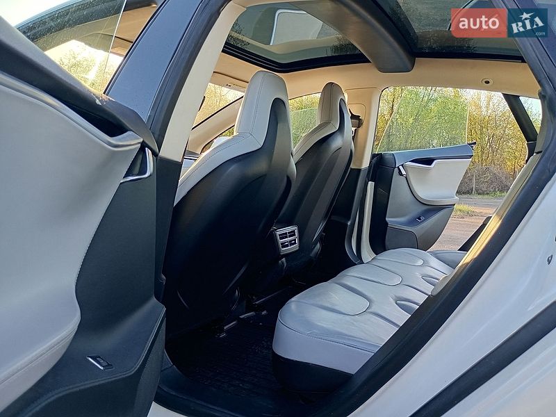 Ліфтбек Tesla Model S 2013 в Сарнах