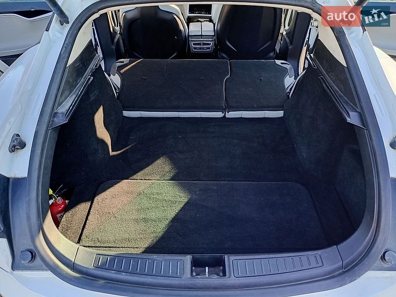 Ліфтбек Tesla Model S 2013 в Сарнах