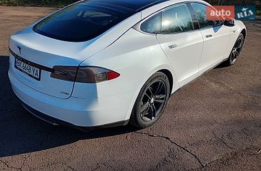 Ліфтбек Tesla Model S 2013 в Сарнах