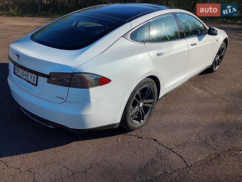 Ліфтбек Tesla Model S 2013 в Сарнах