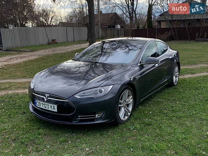Лифтбек Tesla Model S 2015 в Чернигове