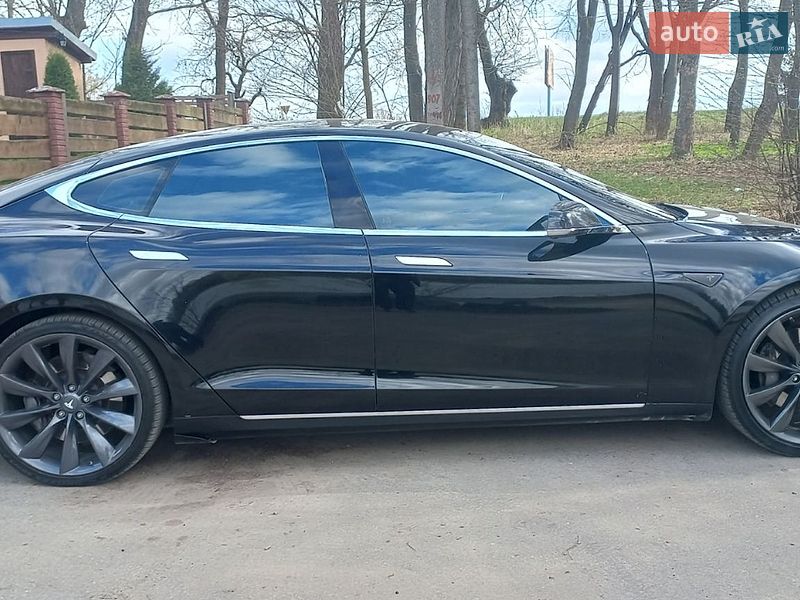Лифтбек Tesla Model S 2016 в Ивано-Франковске