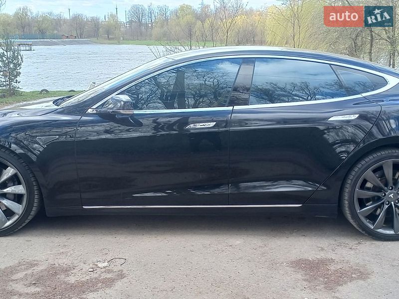 Лифтбек Tesla Model S 2016 в Ивано-Франковске
