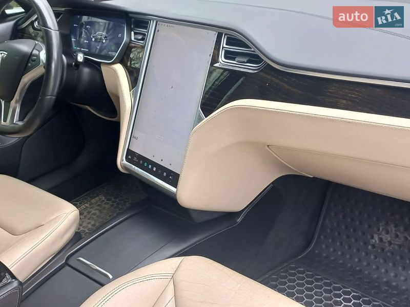 Лифтбек Tesla Model S 2016 в Ивано-Франковске