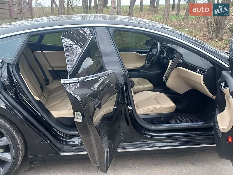 Лифтбек Tesla Model S 2016 в Ивано-Франковске