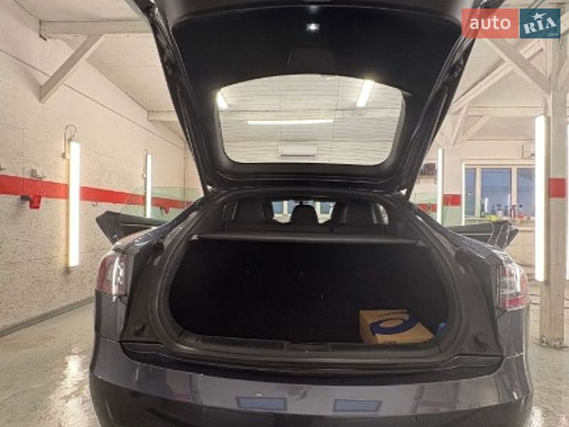 Ліфтбек Tesla Model S 2018 в Львові