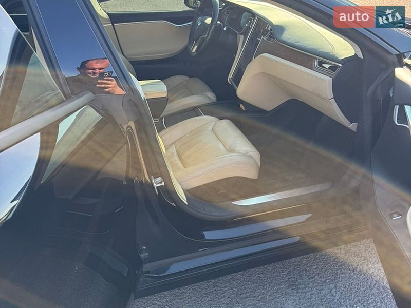 Ліфтбек Tesla Model S 2017 в Дніпрі