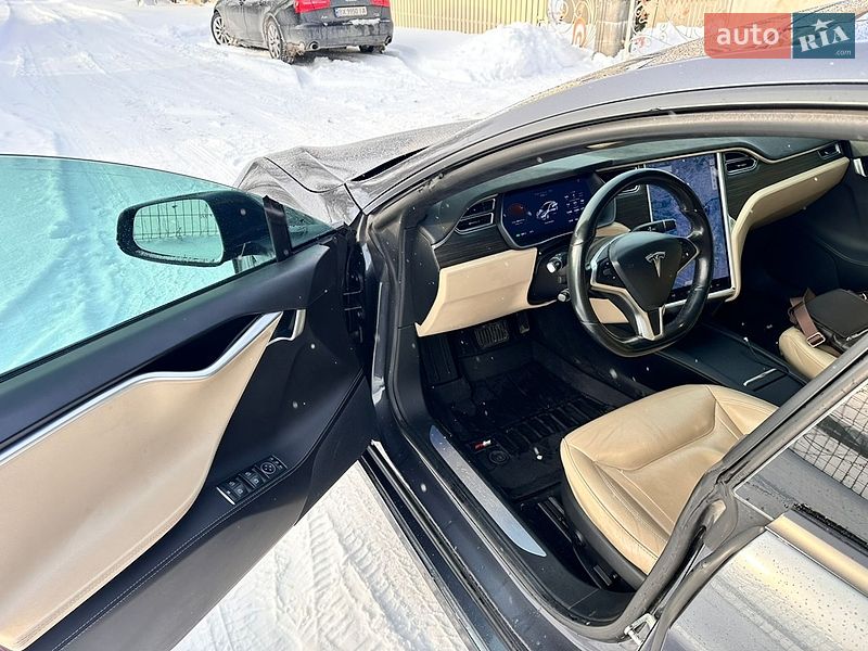 Ліфтбек Tesla Model S 2016 в Городку