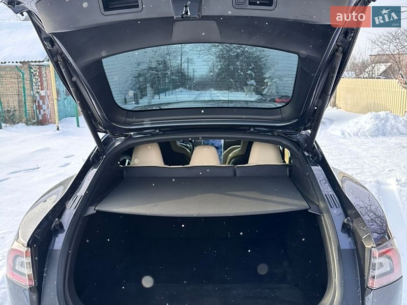Ліфтбек Tesla Model S 2016 в Городку