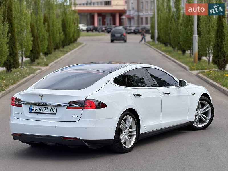 Лифтбек Tesla Model S 2015 в Киеве