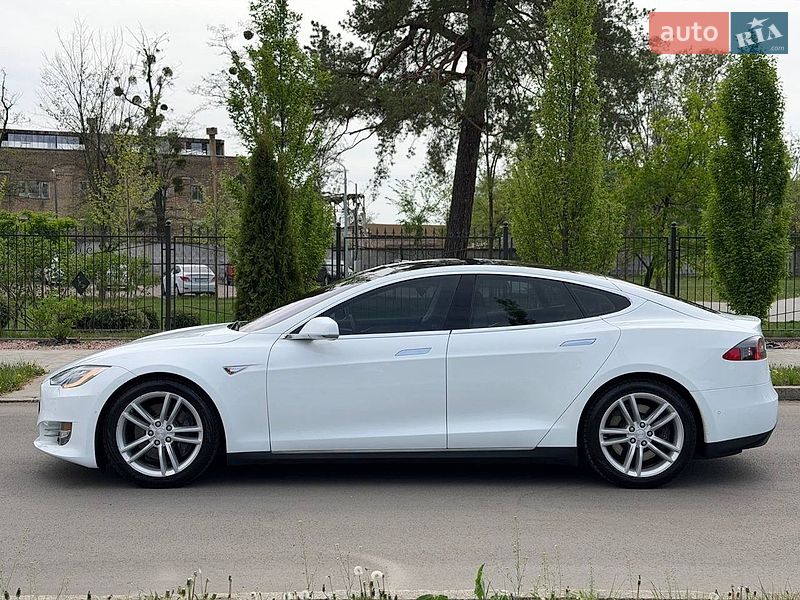 Лифтбек Tesla Model S 2015 в Киеве