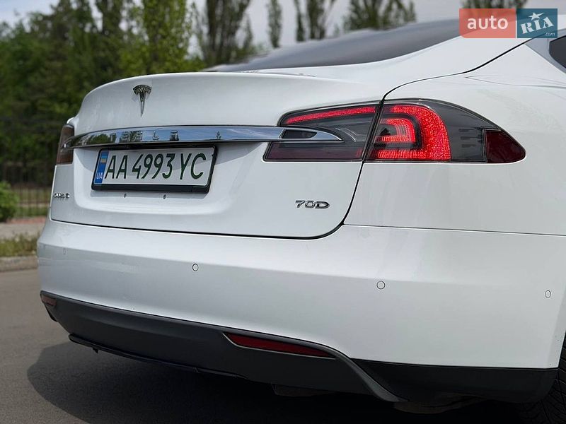 Лифтбек Tesla Model S 2015 в Киеве