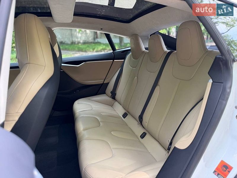 Лифтбек Tesla Model S 2015 в Киеве