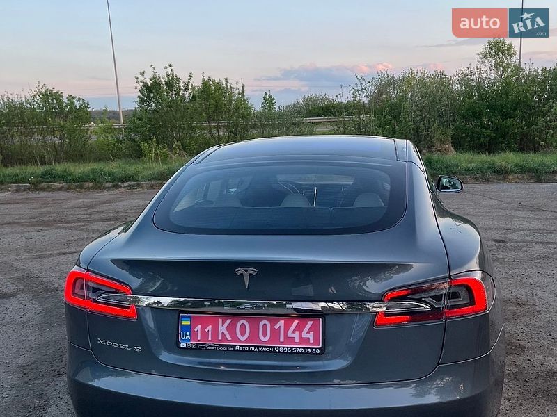 Лифтбек Tesla Model S 2013 в Львове
